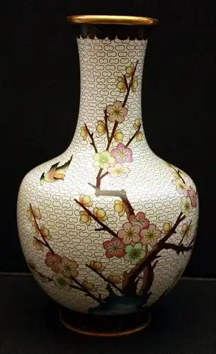 CHINA -CLOISONNÉ - VASE 20. Jh. Bauchige Form mit schmalem Hals, mit floralem Dekor Auf weißem Grund. Maße: Höhe 25,6 cm