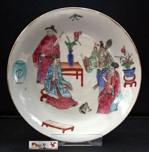 CHINA &ndash; Trinkschale, Quianlong-Ära (1736-1795)Marke: roter Granatapfel4 Gelehrte mit Huhn und Glücksattributen. Po
