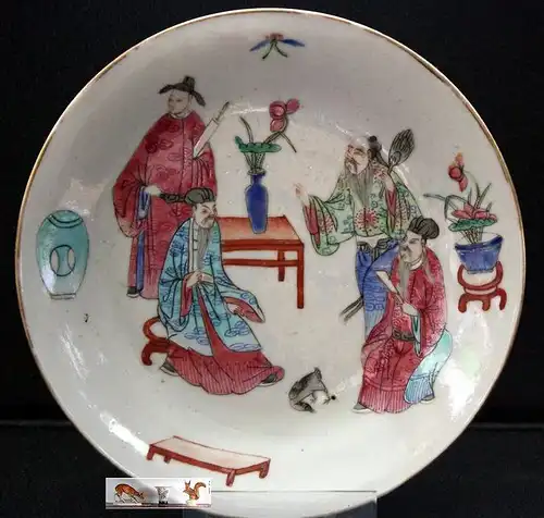 CHINA &ndash; Trinkschale, Quianlong-Ära (1736-1795)Marke: roter Granatapfel4 Gelehrte mit Huhn und Glücksattributen. Po