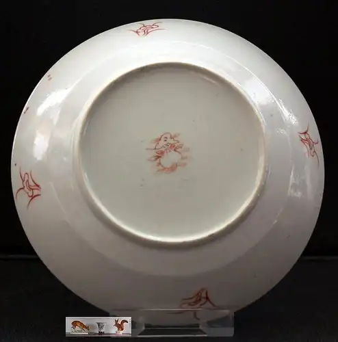 CHINA &ndash; Trinkschale, Quianlong-Ära (1736-1795)Marke: roter Granatapfel4 Gelehrte mit Huhn und Glücksattributen. Po