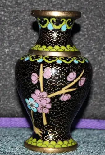 CHINA- kleine Cloisonné - Vase 1. Hälfte 20. Jhd. Marke. Ohne Feine Emailmalerei auf Messing Maße: Höhe 10,5 cm Minimale