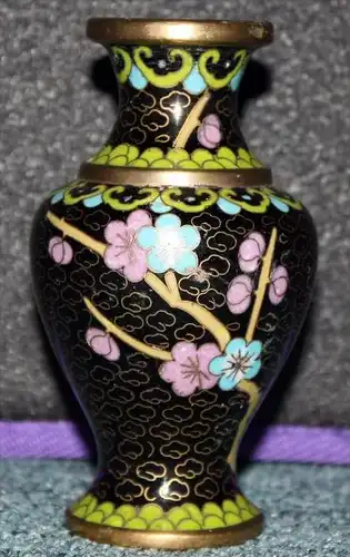 CHINA- kleine Cloisonné - Vase 1. Hälfte 20. Jhd. Marke. Ohne Feine Emailmalerei auf Messing Maße: Höhe 10,5 cm Minimale