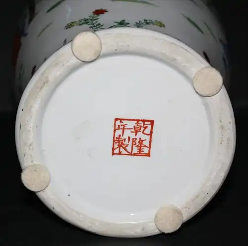 CHINA-Porzellan -Balustervase 20. Jhd. Marke: rote Siegelmarke Sehr schöne Motive gemalt in Aufglasur Mit Goldrand Maße:
