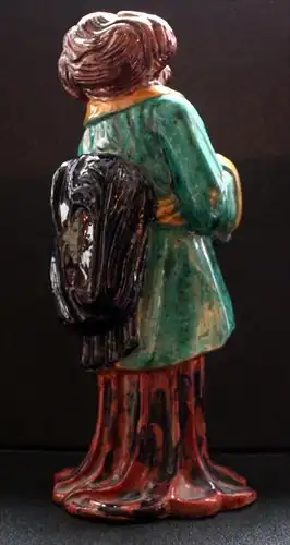 Alte Terrakotta Figur zeigt eine chinesische Frau 20 Jh.Material: Keramik, glasiertMarke: mit MonogrammMaße: Höhe 31cm.Z