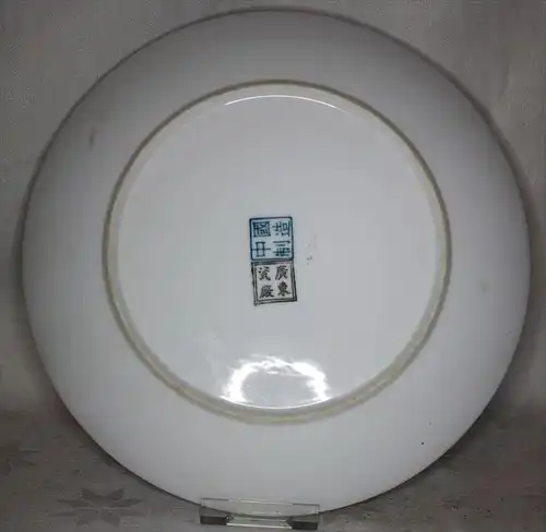 China, aufwendig dekorierter China-Teller, Porzellan vor 1945Marke: Doppelmarke ?Sehr schöne Bildgestaltung, Pflanzen un
