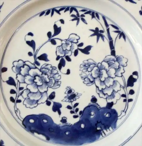 CHINA, Porzellanplatte, Quianlong 1736-1795Marke: ohne, sehr feines PorzellanMotiv: Bambus und Phäonien, Fahne mit Lotos