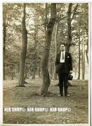 Grosser Mann im Wald, auf Agfa Brovira, Maße: 18 x 13 cm