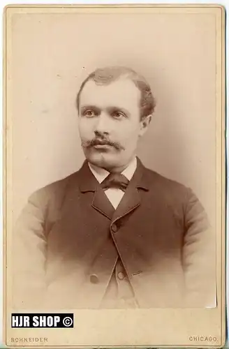 Foto um 1900, Schneider Chicago, Maße 14,3 x 10 cm, auf Pappe aufgeklebt