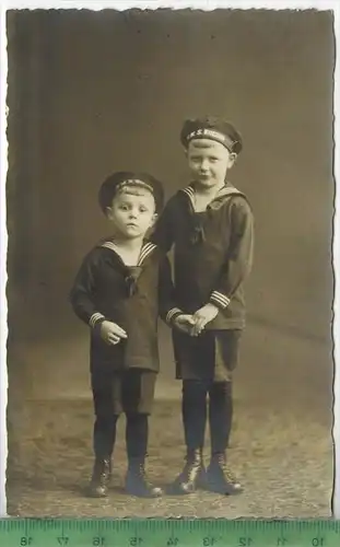 Zwei Jungen im Matrosenanzug  um 1920/1930 Verlag: ,  POSTKARTE,  Erhaltung: I-II,