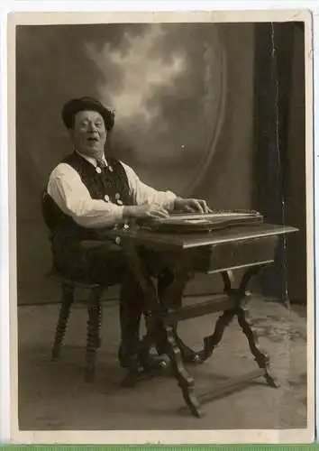 Werbekarte, Eugen Roth mit Autogramm,  Maße:16,5x11,8 cm, Ecken geknickt, besch., Zustand: II-III