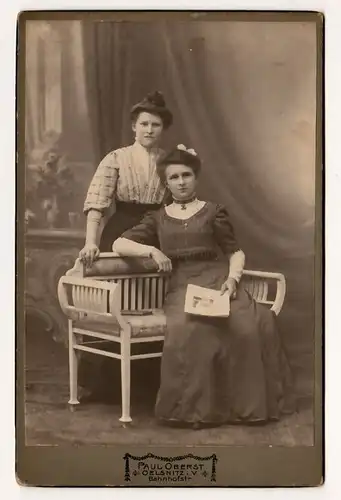 2 Damen und eine Bank - Foto auf Hartkarton
