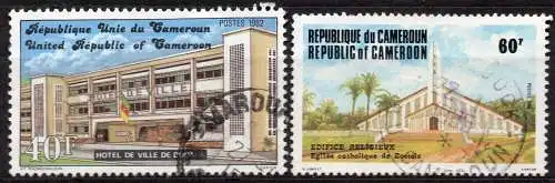Kamerun, Mi-Nr. 977 + 1046 gest., Rathaus + Kirche