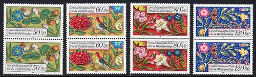 BERLIN 1985 Michel-Nummer 744-747 postfrisch SATZ(4) vert.PAARE - Miniaturen: Streublumen, Beeren, Vögel und Insekten