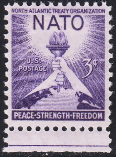 USA Michel 0627 / Scott 1008 postfrisch EINZELMARKE RAND unten (a1) - 3 Jahre Nordatlantikpakt (NATO); Globus und Freiheitsfackel 