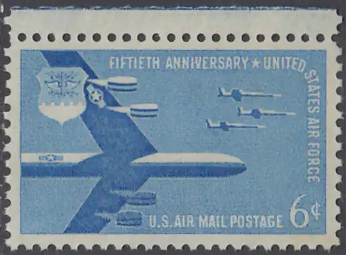 USA Michel 0717 / Scott C049 postfrisch Luftpost-EINZELMARKE RAND oben - 50 Jahre Amerikanische Luftwaffe: Luftwaffenemblem, Boeing B-52 Stratofortress-Flugzeug, drei Lockheed F-104 Starfighter