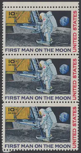 USA Michel 0990 / Scott C076 postfrisch vert.STRIP(3) RAND oben - Erste bemannte Mondlandung; Astronaut Neil Armstrong betritt als erster Mensch den Mond