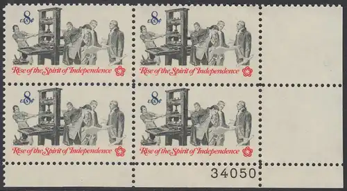 USA Michel 1092 / Scott 1476 postfrisch PLATEBLOCK ECKRAND unten rechts m/ Platten-# 34050 - 200 Jahre Unabhängigkeit der Vereinigten Staaten von Amerika (1976): Nachrichtenwesen zur Kolonialzeit; Patrioten an der Handpresse, Begutachtung der...