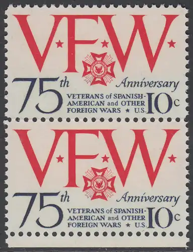 USA Michel 1132 / Scott 1525 postfrisch vert.PAAR RAND unten - 75 Jahre Veteranen-Vereinigung; Emblem und Initialen