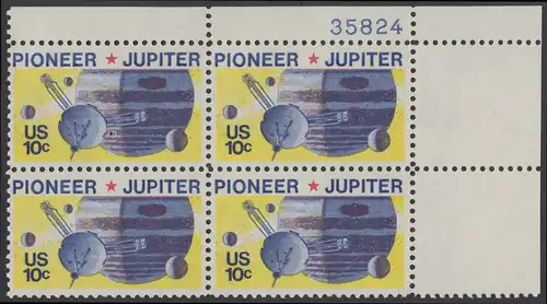 USA Michel 1164 / Scott 1556 postfrisch PLATEBLOCK ECKRAND oben rechts m/ Platten-# 35824 - Pioneer-Programm zur Erforschung des Planeten Jupiter; Raumsonde Pioneer, Planet Jupiter mit Monden