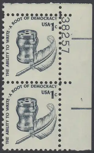 USA Michel 1320 / Scott 1581 postfrisch vert.PAAR ECKRAND oben rechts m/ Platten-# 38257 - Americana-Ausgabe: Tintenfass und Federkiel im Kolonialstil 