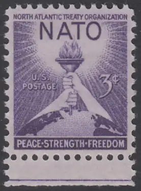 USA Michel 0627 / Scott 1008 postfrisch EINZELMARKE RAND unten (a3) - 3 Jahre Nordatlantikpakt (NATO); Globus und Freiheitsfackel 