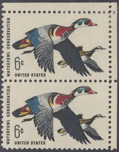 USA Michel 0971 / Scott 1362 postfrisch vert.PAAR ECKRAND oben rechts (Gumm.beeintr.) - Naturschutz: Wasservögel; Brautente 