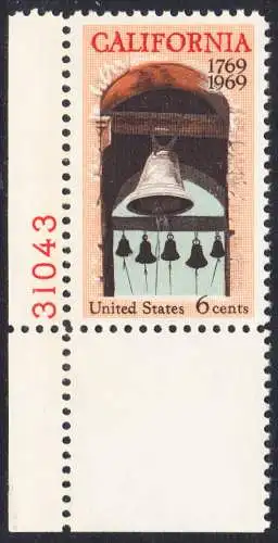 USA Michel 0983 / Scott 1373 postfrisch EINZELMARKE ECKRAND unten links m/ Platten-# 31043 - Besiedelung von Kalifornien; Glockenturm der Carmel-Mission