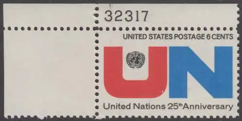 USA Michel 1021 / Scott 1419 postfrisch EINZELMARKE ECKRAND oben links m/ Platten-# 32317 - 25 Jahre Vereinte Nationen (UNO): UNO-Emblem, Inschrift 