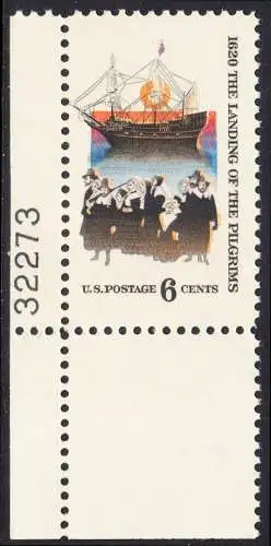 USA Michel 1022 / Scott 1420 postfrisch EINZELMARKE RAND unten links m/ Platten-# 32273 - 350. Jahrestag der Ankunft der „Mayflower“ und der Gründung der Massachusetts-Kolonie; Gruppe der 102 „Pilgerväter“ bei ihrer Ankunft in Nordamerika