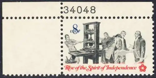 USA Michel 1092 / Scott 1476 postfrisch EINZELMARKE ECKRAND oben links m/ Platten-# 34048 - 200 Jahre Unabhängigkeit der Vereinigten Staaten von Amerika (1976): Nachrichtenwesen zur Kolonialzeit; Patrioten an der Handpresse, Begutachtung der...