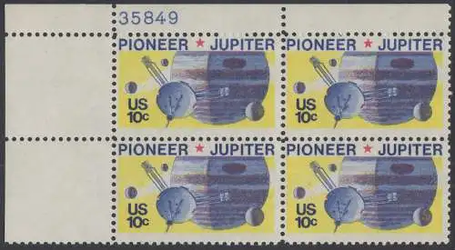 USA Michel 1164 / Scott 1556 postfrisch PLATEBLOCK ECKRAND oben links m/ Platten-# 35849 (Gumm.beeintr.) - Pioneer-Programm zur Erforschung des Planeten Jupiter; Raumsonde Pioneer, Planet Jupiter mit Monden