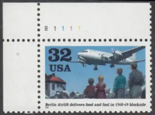 USA Michel 2978 / Scott 3211 postfrisch EINZELMARKE ECKRAND oben links m/ Platten-# B1111 - 50. Jahrestag der Errichtung der Berliner Luftbrücke; Douglas C-54 Skymaster im Landeanflug über Trümmerfeld