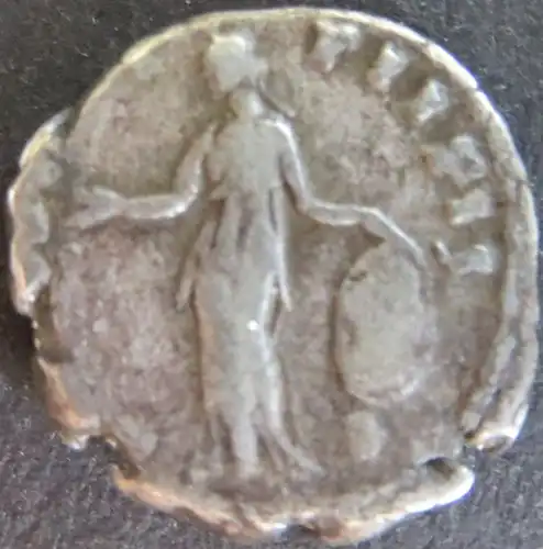 Römische Münze Faustina 161-180 Denar RS: Victoria mit Schild u. Speer s