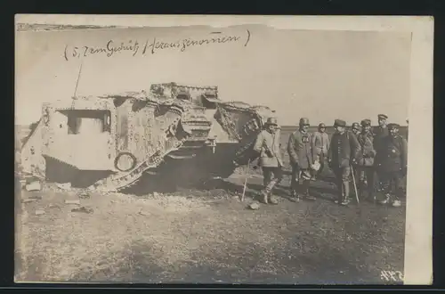 Militaria Foto Ansichtskarte Panzer Soldaten ungelaufen Geschütz herausgenommen