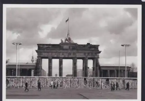 Ansichtskarte Berlin Brandenburger Tor Die Mauer ist durchlöchert Februar 1990