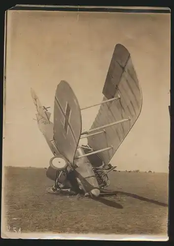 Foto Flugzeug abgestürzt Original altes Foto 129x180mm auf dem Rupf steht die