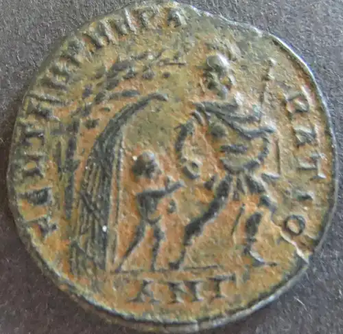 Römische Münze Constans 333-350 Maiorina RS: Gefangener wird aus Hütte geschlept