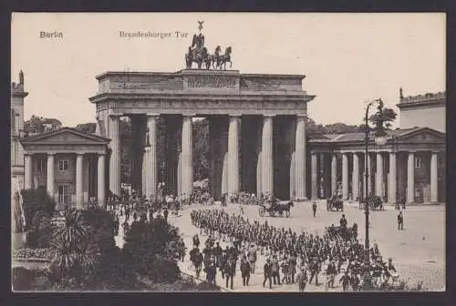 Ansichtskarte Berlin Brandenburger Tor Soldatenaufmarsch Militaria n. Innsbruck