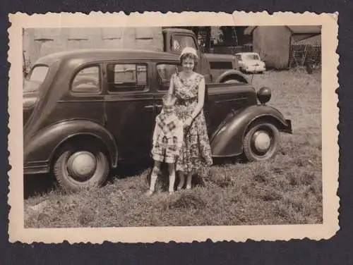 Privat Foto Frau und Kind Oldtimer Auto Foto Weigel Schwarzenberg Erzgebirge