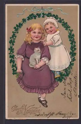 Ansichtskarte Künstlerkarte Prägekarte Neujahr Mädchen Katze Lorbeerkranz ab
