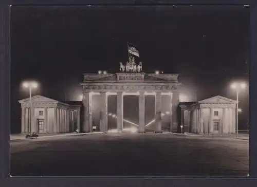 Ansichtskarte Brandenburger Tor bei Nacht DDR Fahne