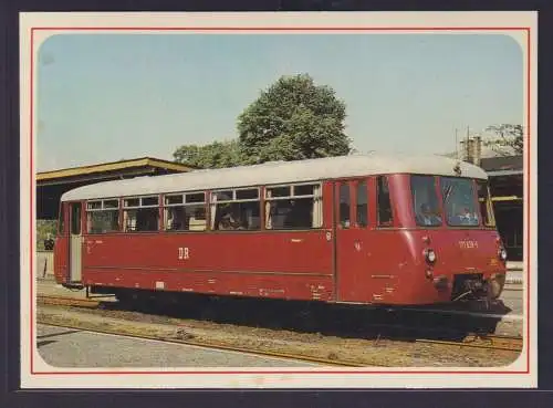 Ansichtskarte Eisenbahn Lokomotive Transport Verkehr Dieseltriebwagen im Bahnhof