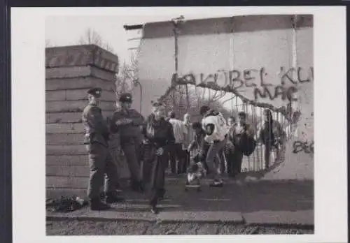 Ansichtskarte Berlin Berliner Mauer Loch in der Mauer am Reichstag Grenzgänger