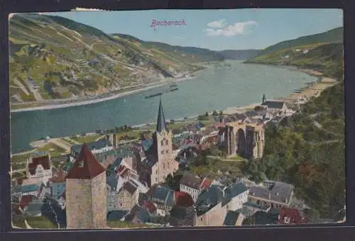 Ansichtskarte Künstlerkarte Bacharach Rhein Fluss Ortsansicht Berge Kirche