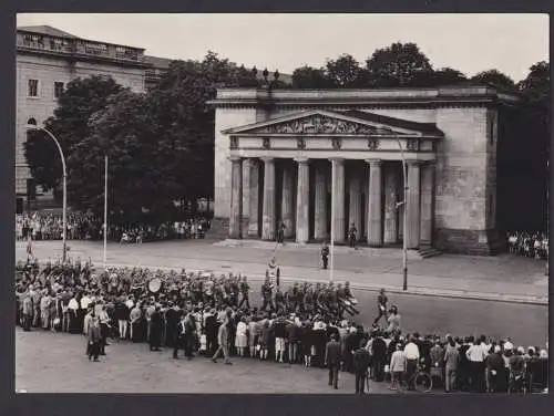 Ansichtskarte Berlin Militaria Mahnmal Große Wachablösung Soldaten Verlag