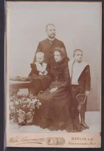 Foto Ansichtskarte Alte Fotoplatte Familienaufnahme Studio W. Scharmann Berlin