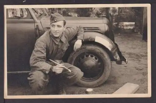 Ansichtskarte Soldat beim Bemalen eines Opel Fahrzeugs Auto Oldtimer Krieg