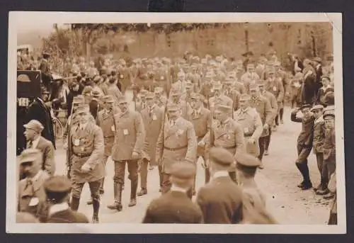 Ansichtskarte Soldaten Uniform Aufmarsch Zuschauer