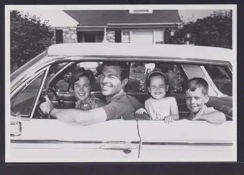 Ansichtskarte Familie im Auto Ausfahrt Erwachsene Kinder