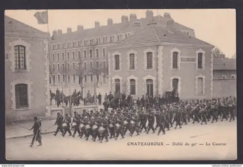 Militaria Ansichtskarte Kaserne Chateauroux Frankreich Pare St. Maur Aufmarsch
